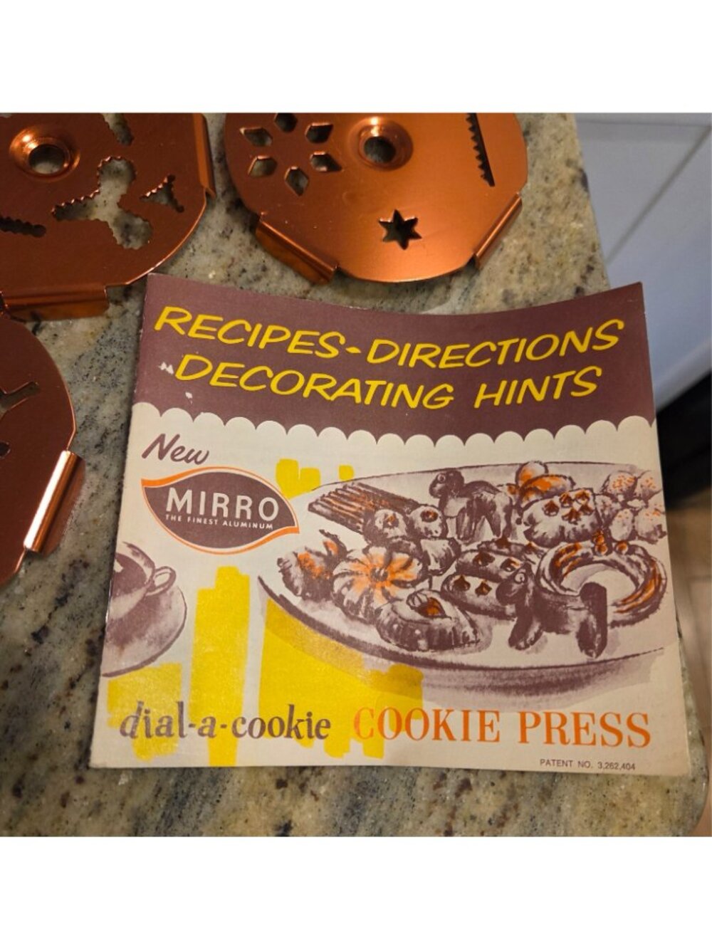 Vintage Mirro Dial-A-Cookie Aluminum Crank Cookie Press 3 Disc & Book  1960's - Picture 11 of 13